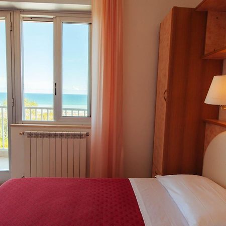 Hotel Perrozzi Vasto Phòng bức ảnh